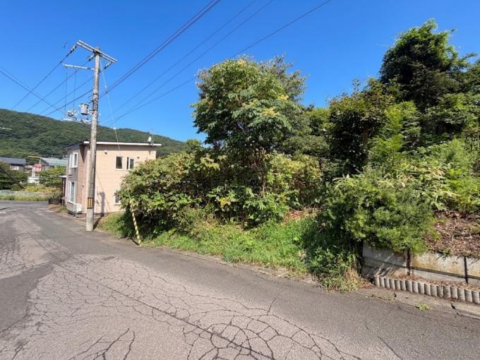 【現地土地】間口約18.2m&times;奥行約19.4mで使いやすい
