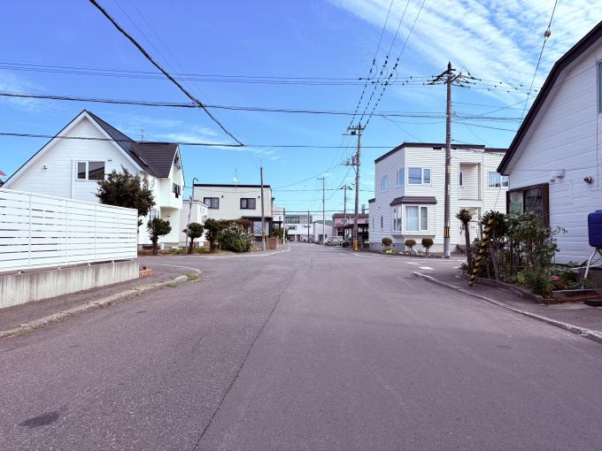 【前面道路】幅員約8.0mのゆとりある北東側公道です。