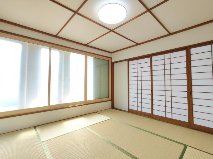【和室】大きな窓付きで陽当たり良好！