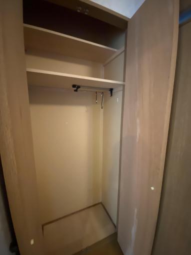 ハンガーパイプと上部の棚板を備えた、機能的なクローゼット収納 ハンガーパイプと上部の棚板を備えた、機能的なクローゼット収納