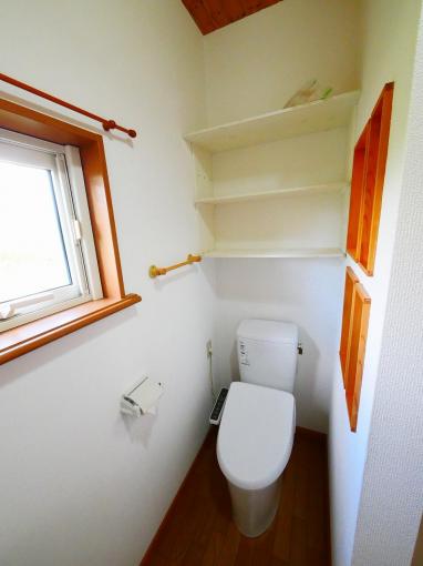 トイレはこちらです。収納棚も豊富にあります。 トイレはこちらです。収納棚も豊富にあります。