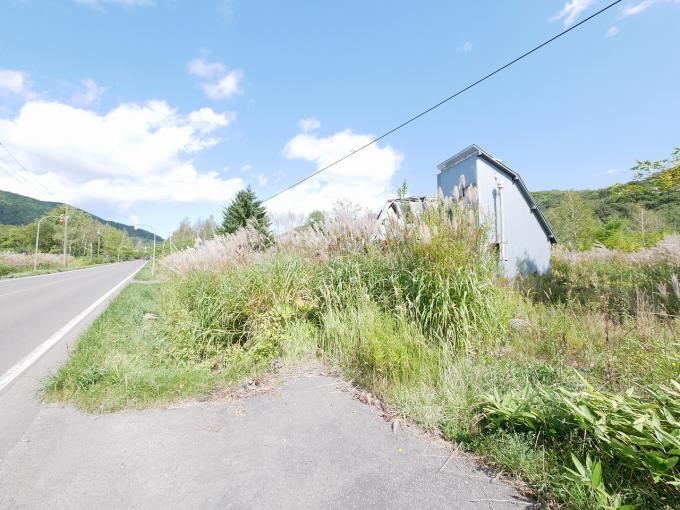 草が生い茂っておりますが、平坦な地型です。