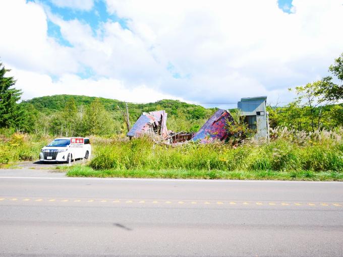 山部分は含まれません。その手前側の平坦に見える敷地です。