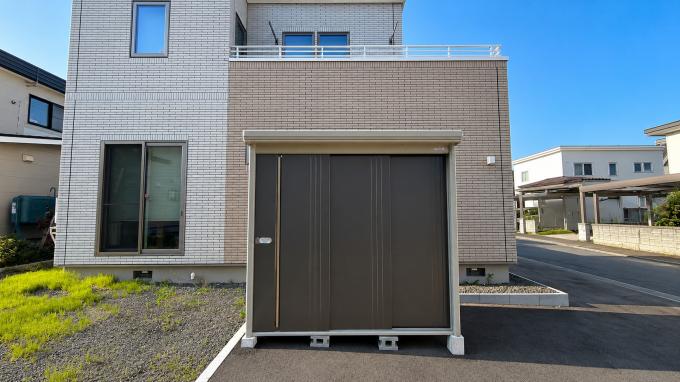 収納に便利な物置も付いています。 収納に便利な物置も付いています。