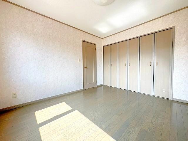 【1階洋室】クローゼット付きで広々使えるお部屋です◎ 【1階洋室】クローゼット付きで広々使えるお部屋です◎