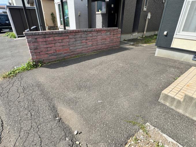 【駐車場】 玄関横に設けられた駐車スペース 【駐車場】 玄関横に設けられた駐車スペース
