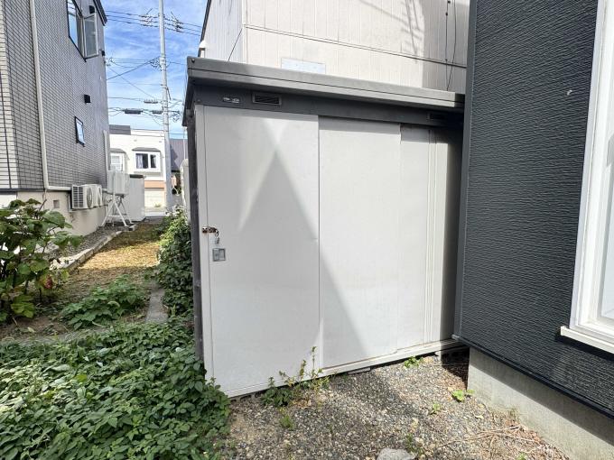 【物置】 季節用品などの収納場所として活躍。 【物置】 季節用品などの収納場所として活躍。