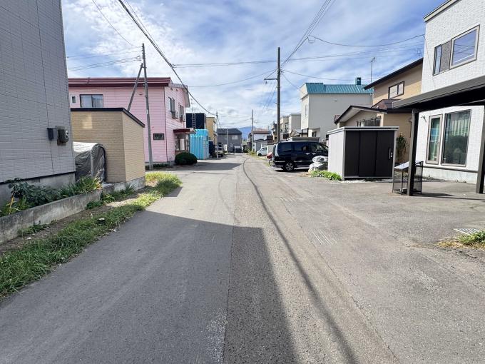 【前面道路】 南東側は幅員8mの公道に面し、開放感有。 【前面道路】 南東側は幅員8mの公道に面し、開放感有。