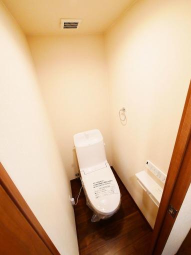 ウォシュレット一体型のトイレも新品です。