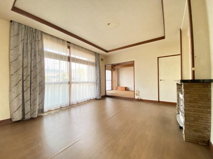 大きな窓から明るい光が差し込む広々としたLDK 大きな窓から明るい光が差し込む広々としたLDK