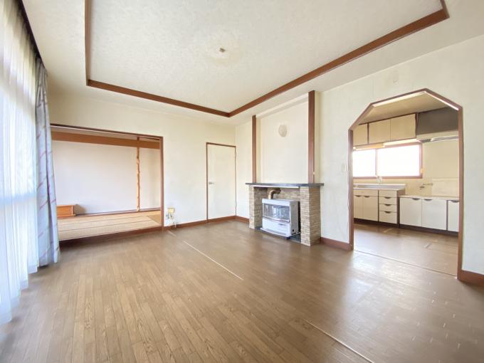 和室の引き戸を開放すれば、一体感のある空間として活用可能。 和室の引き戸を開放すれば、一体感のある空間として活用可能。