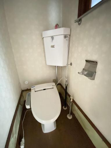 温水洗浄便座を備えた清潔感のあるトイレ空間。 温水洗浄便座を備えた清潔感のあるトイレ空間。