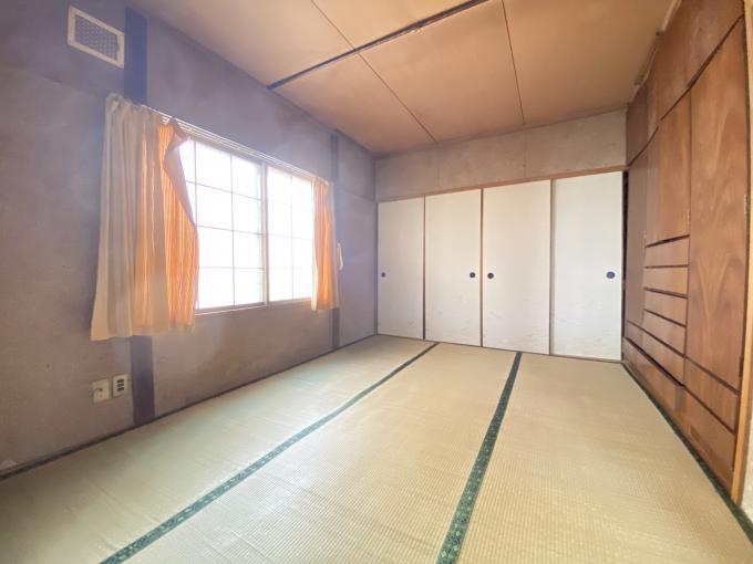押し入れや造り付けの収納家具を備えた1階北西側の和室。 押し入れや造り付けの収納家具を備えた1階北西側の和室。