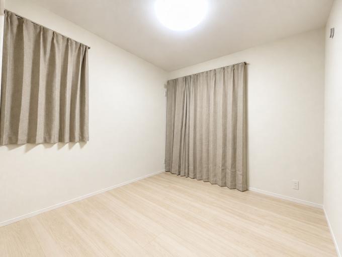 【洋室③】2面窓付きで陽当たりの良いお部屋です☆ 【洋室③】2面窓付きで陽当たりの良いお部屋です☆
