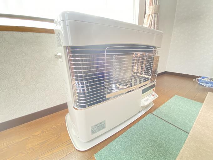 【設備】リビングに設置されたパワフルな灯油FF式ストーブ。 【設備】リビングに設置されたパワフルな灯油FF式ストーブ。