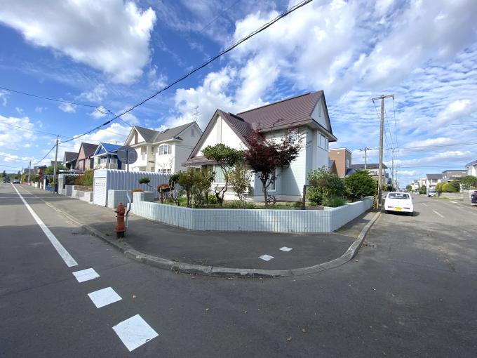 【前面道路】南西・南東の2面に道路が面した開放的な角地立地。 【前面道路】南西・南東の2面に道路が面した開放的な角地立地。