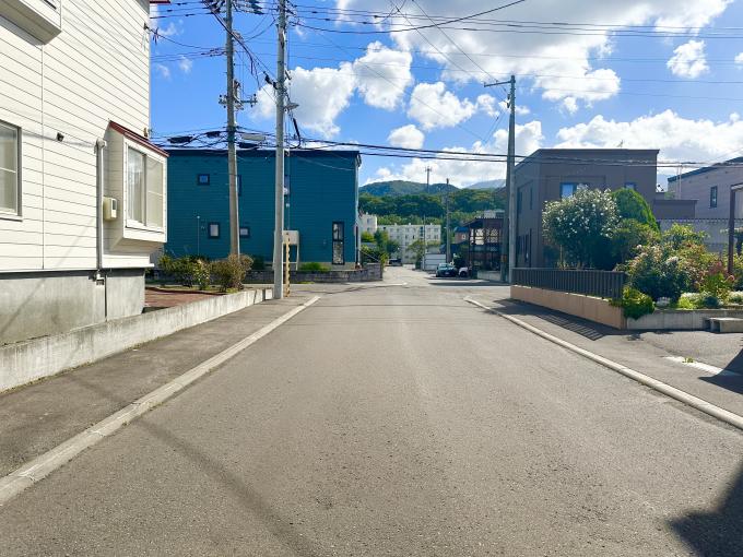【前面道路】幅員約8.0mの公道に面した開放的な前面道路