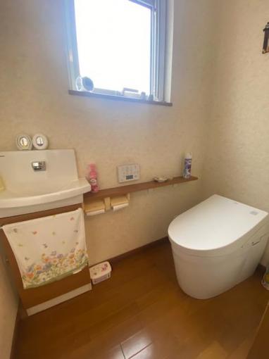 2階トイレ　窓から日差しで明るいトイレです