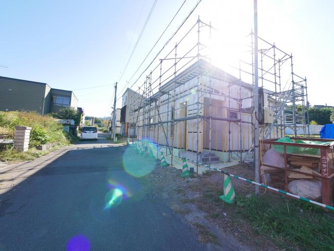 お向かいは現在新築住宅の建築中ですね。