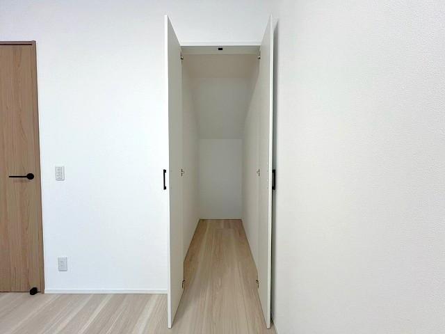 【5.2畳洋室②】お部屋をすっきり保てる便利な収納付き! 【5.2畳洋室②】お部屋をすっきり保てる便利な収納付き!