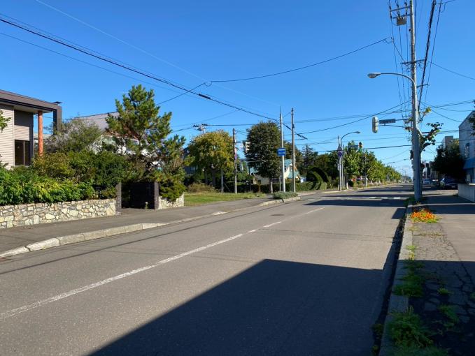 前面道路幅員も14mと広く、ゆとりを感じられる立地です。 前面道路幅員も14mと広く、ゆとりを感じられる立地です。