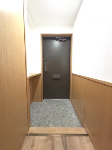【玄関】 木目の腰壁と落ち着いた扉が品格を感じさせる空間