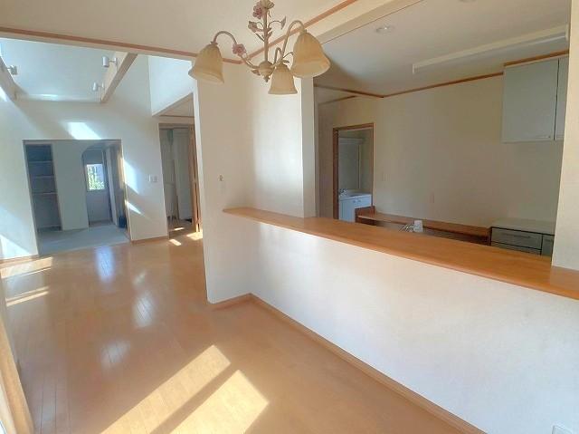 【ダイニング】キッチンとの連携がしやすいカウンター付き☆ 【ダイニング】キッチンとの連携がしやすいカウンター付き☆