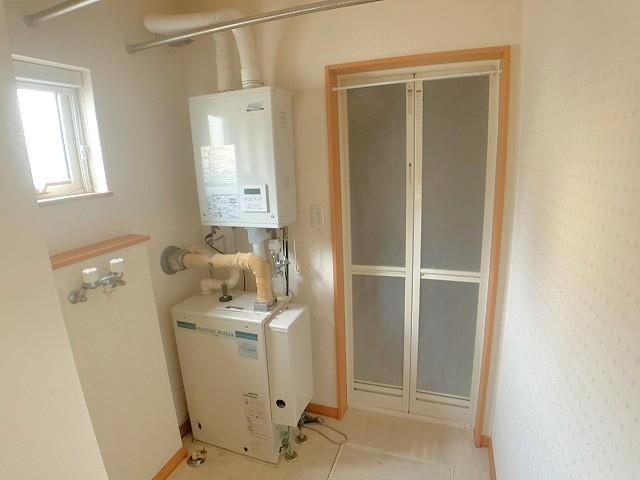【脱衣室】洗濯機置き場と窓を備えた、使い勝手のよい空間♪ 【脱衣室】洗濯機置き場と窓を備えた、使い勝手のよい空間♪