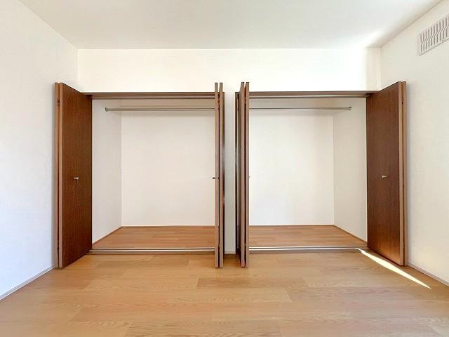 【1階洋室】クローゼット2つで用途に合わせて使い分け! 【1階洋室】クローゼット2つで用途に合わせて使い分け!