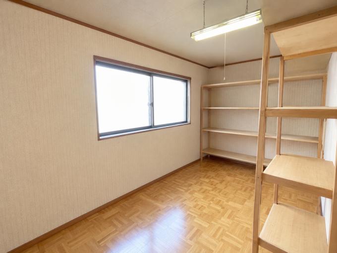 【納戸】棚付きですっきり整頓・大容量収納! 【納戸】棚付きですっきり整頓・大容量収納!