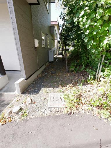 こちらから建物裏側へ行けます。