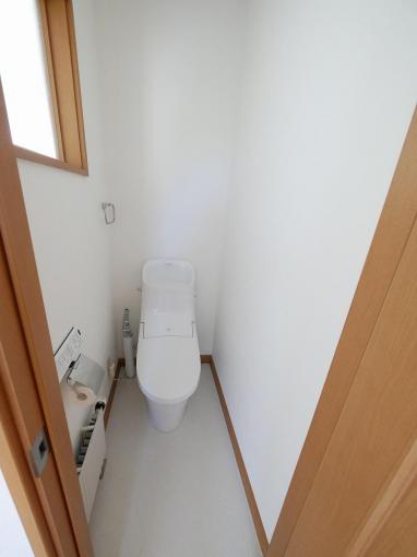 2階にもトイレがあります。※窓は明かり取り用FIX