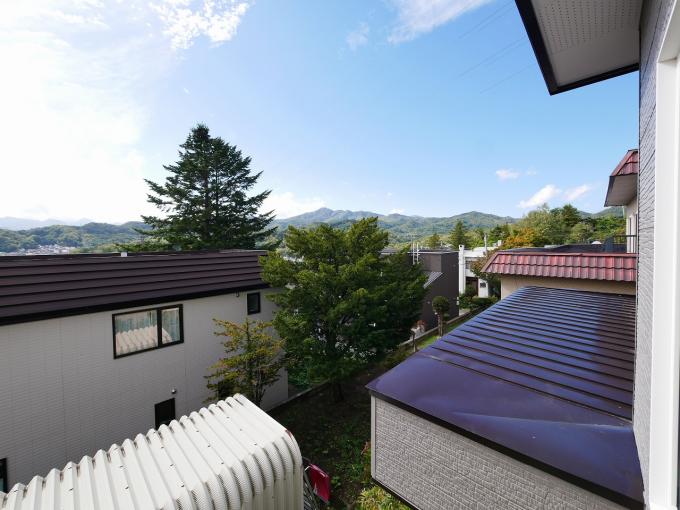 2階寝室からの眺望です。山の景色が良いです。