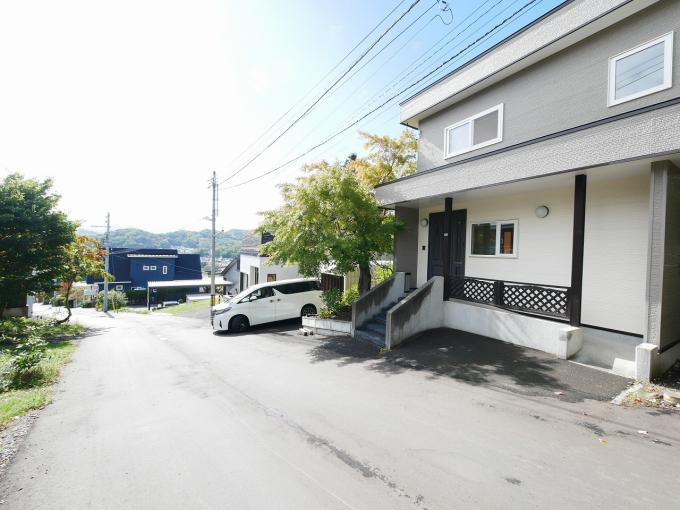 前面道路は公道で舗装あります。