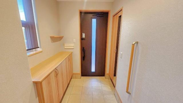 【玄関】木のぬくもりに包まれた、あたたかみのある玄関です☆ 【玄関】木のぬくもりに包まれた、あたたかみのある玄関です☆