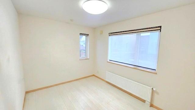 【2階6畳洋室】明るい自然光とパネルヒーターが魅力のお部屋◎ 【2階6畳洋室】明るい自然光とパネルヒーターが魅力のお部屋◎