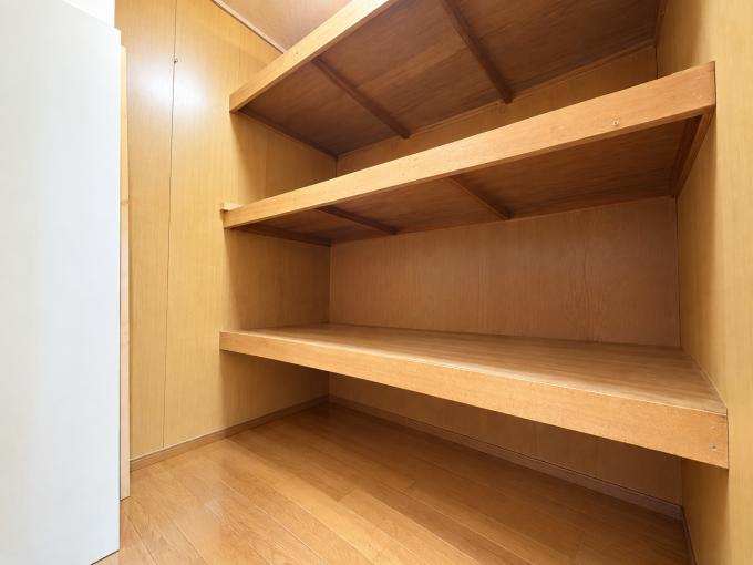 【納戸】仕切り棚付きですっきり整理整頓可能◎ 【納戸】仕切り棚付きですっきり整理整頓可能◎