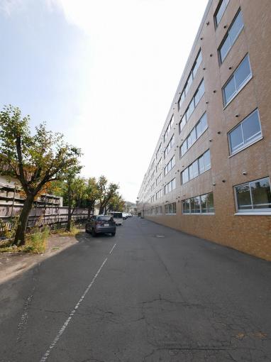 建物裏側です。壁側に来客用駐車場3台分御座います。