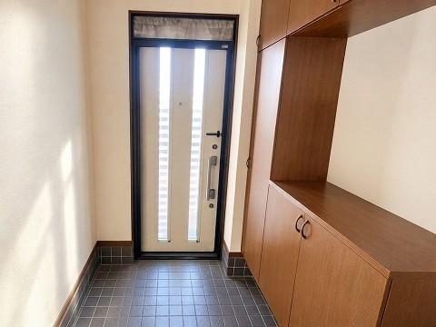 【玄関】2本のスリットガラスから光が差し込む明るい玄関☆