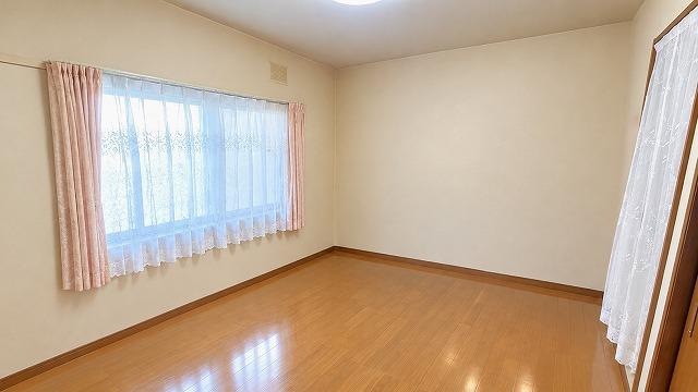 【6畳洋室】使い勝手の良い、収納付きの6畳洋室！