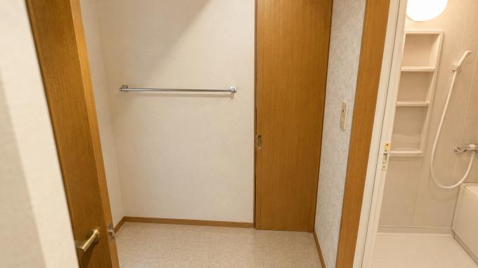 【洗面室】タオル掛けや収納付きで使い勝手良好！