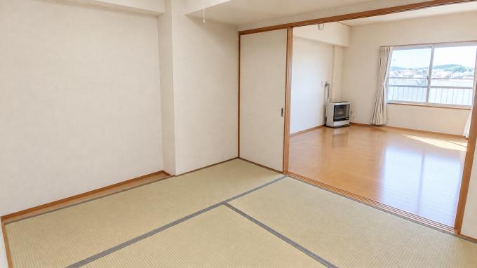【和室】仕切り戸を開けてリビングから光が差し込み明るい☆