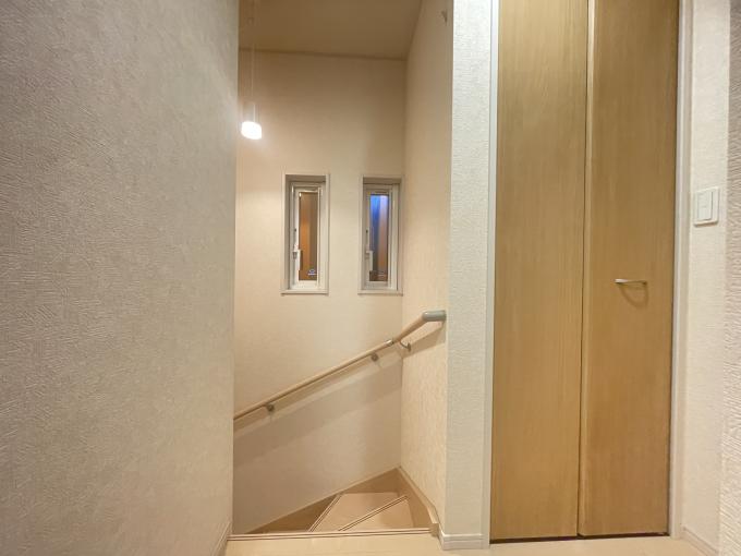 【階段】ペンダントライトがお洒落で印象的◎ 【階段】ペンダントライトがお洒落で印象的◎