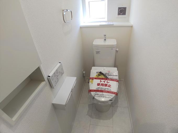 トイレにも採光窓有り