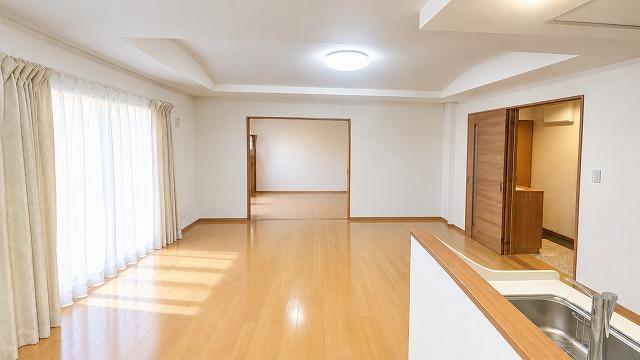 【リビング】南東側大きな窓から光差し込み明るく温かな空間♪