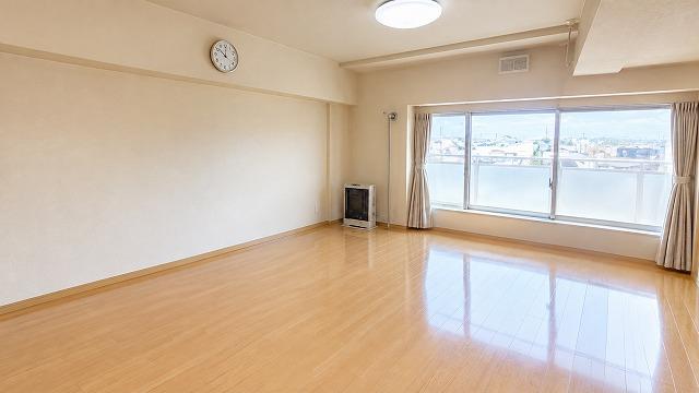【リビング】大きな窓で眺望が良く開放的な空間☆