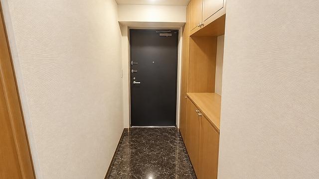 【玄関】大理石風の床が高級感を演出♪