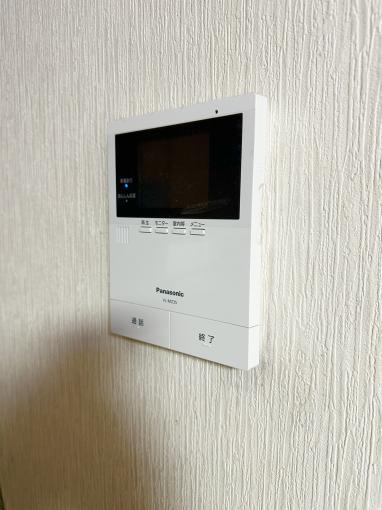 来訪者の顔を室内からしっかり確認できるTVモニター付きインターホン。 来訪者の顔を室内からしっかり確認できるTVモニター付きインターホン。