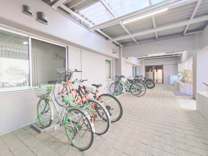 屋根付きで大切な自転車を雨風から守れる駐輪場スペース。