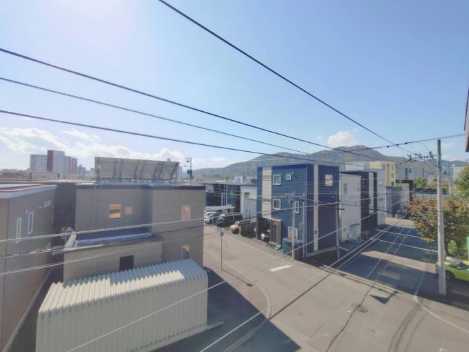 前面に遮るものがなく青空が広がる開放的な景色。